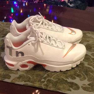 Nike Air Max Plus Shoes White/Metallic Silver/Total Orange Size 5Y=Woman’s 6.5.